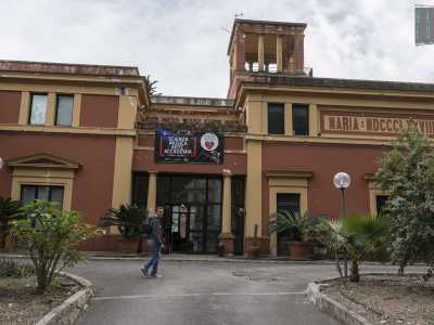 Abbandoniamo ora la struttura per ritornare su via Ulpiani, dove incrociamo sempre sulla sinistra quella villa La Rocca di cui abbiamo gi� parlato in un altro articolo. Rossa e profilata in giallo, con la caratteristica di possedere un torrino posto in alto, sorge qui dal 1878 